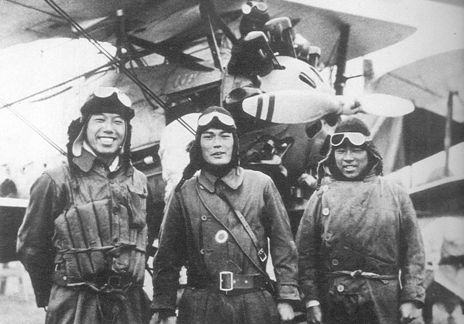 1932年2月22日“加贺”飞行队左起生田大尉、黒岩3空曹、武雄1空兵