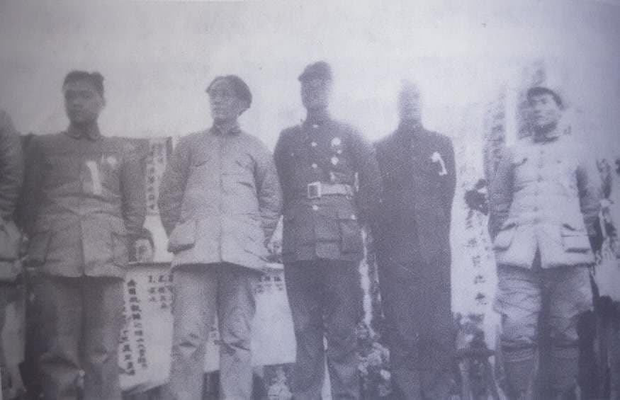 叶剑英（左一）、毛泽东（左二）、张国焘（右一）等在川北草地