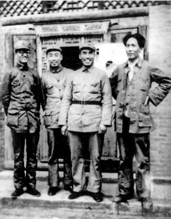 长征结束后，毛泽东、朱德、周恩来、博古在延安