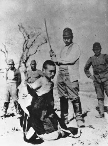 日军正挥刀斩杀中国平民。