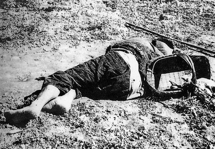 一个日兵在南京郊区枪杀一位中国老人