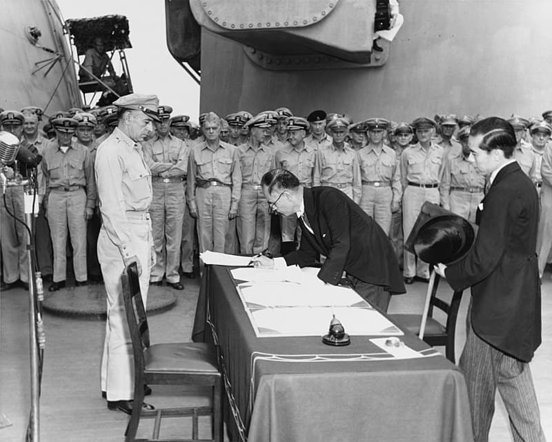 1945年9月2日，日本外务大臣重光葵在美国密苏里号战列舰 (BB-63)上签署《日本投降书》
