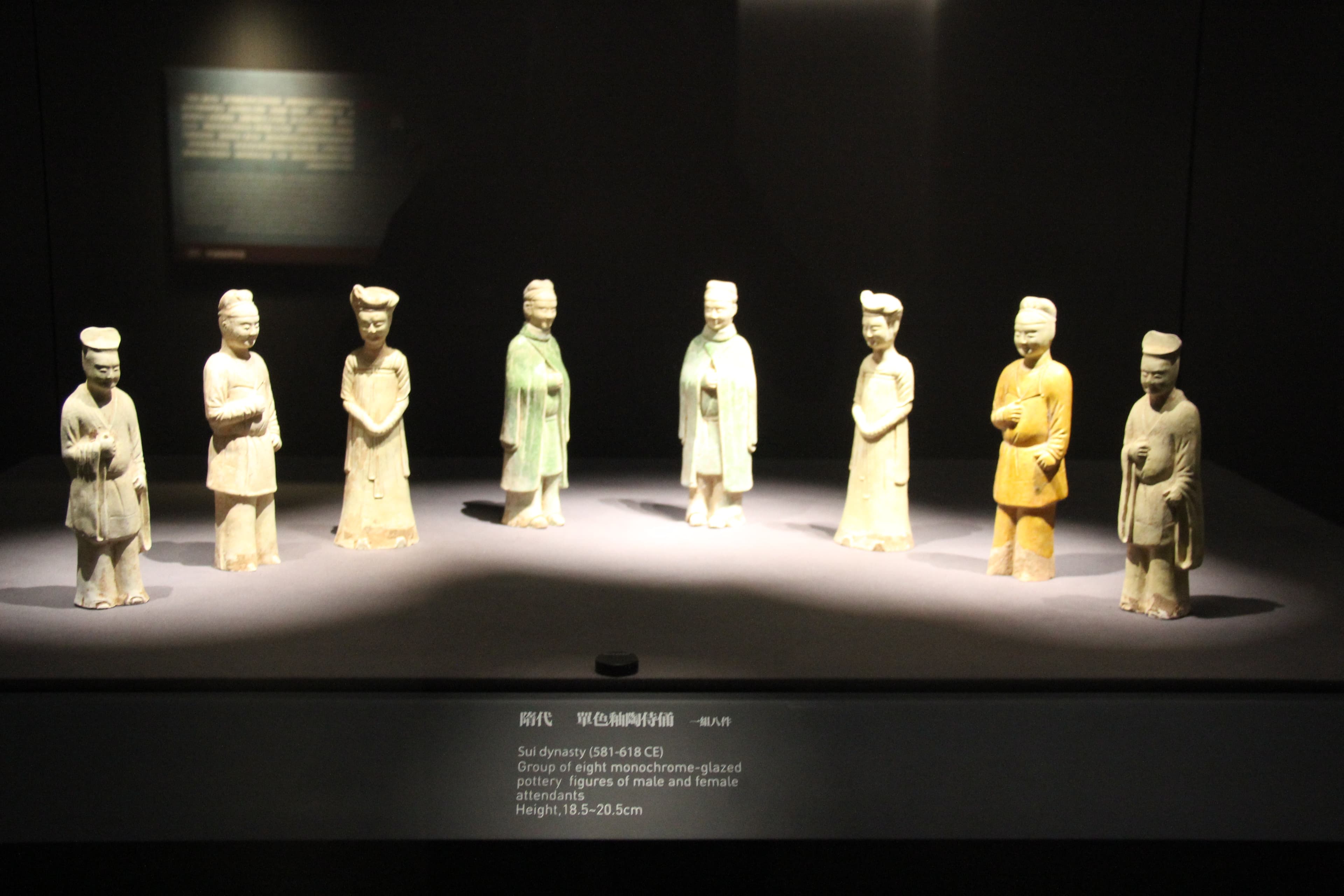 隋朝单色釉陶持俑，上海市震旦博物馆馆藏